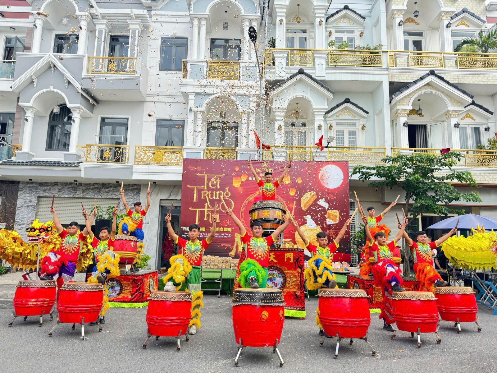 Múa lân biểu diễn Trung Thu